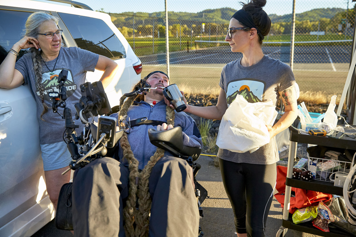 Teena (left) and Celina kept Ian’s tank full at the starting line.